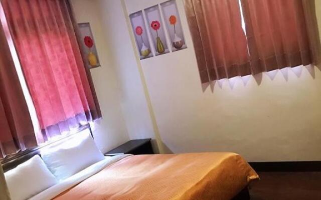 Holiday Business Hotel