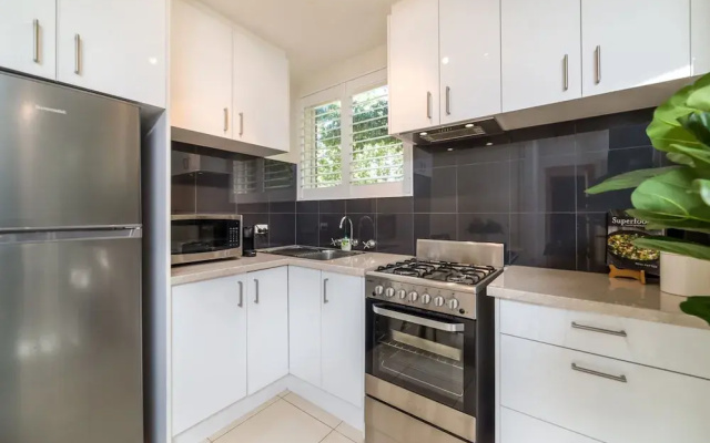 Cosy and Convenient Leafy Apartment