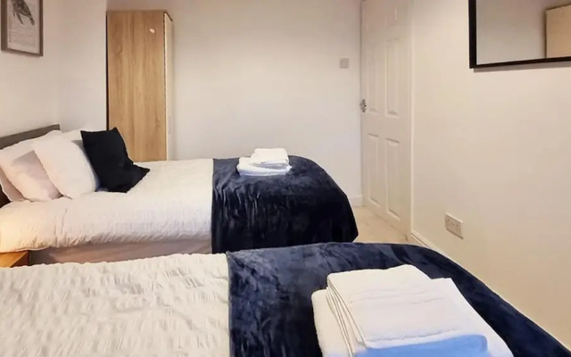 Modern 3-bed House Garden With Parking