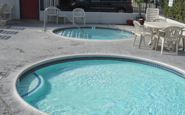 Castle Inn and Suites