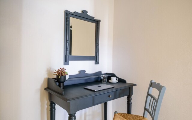 Firalia, Casa In Rock Suites