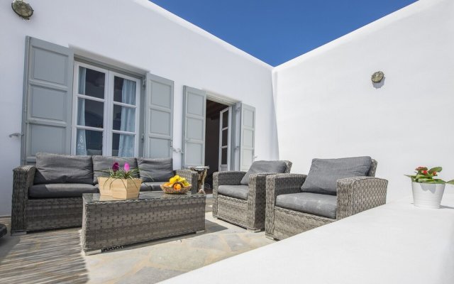 Mykonos Psarrou villa for 18 persons by VillaRentalsgr