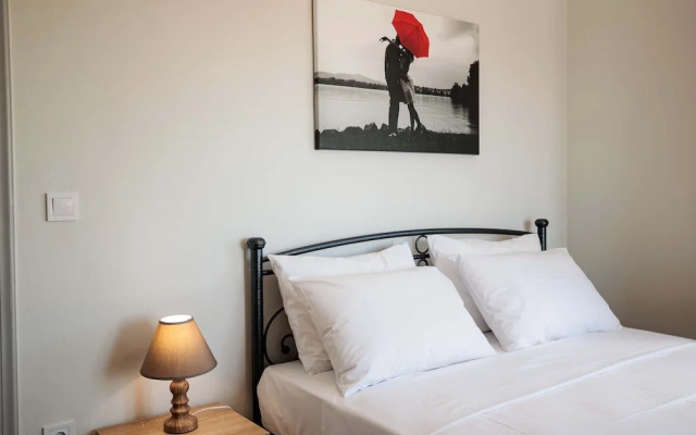 Seaview Serenity - Beachside Getaway