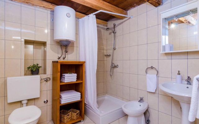 Amazing Home in Brotnice with WiFi, 3 Bedrooms & Hot Tub