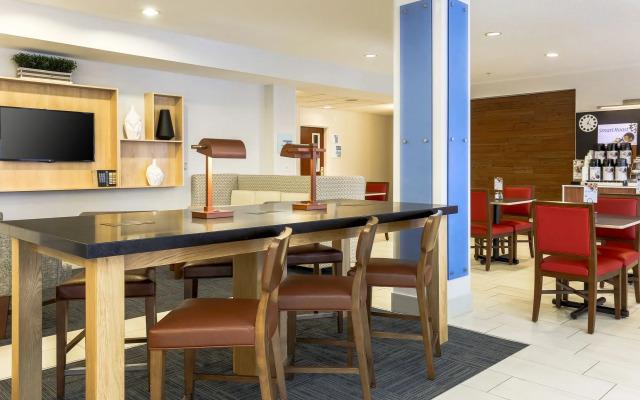 Holiday Inn Express Rochester NE- Irondequoit by IHG