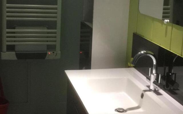 House Sleeps 10 with Free Parking