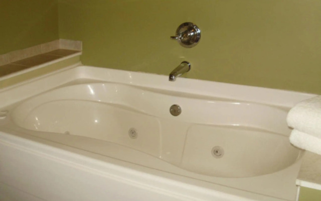 Quality Inn & Suites Warren