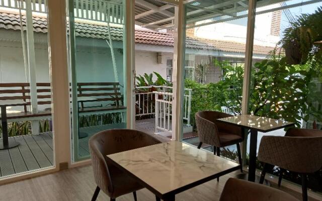 Ruan Plaisoi Apartment by ZUZU