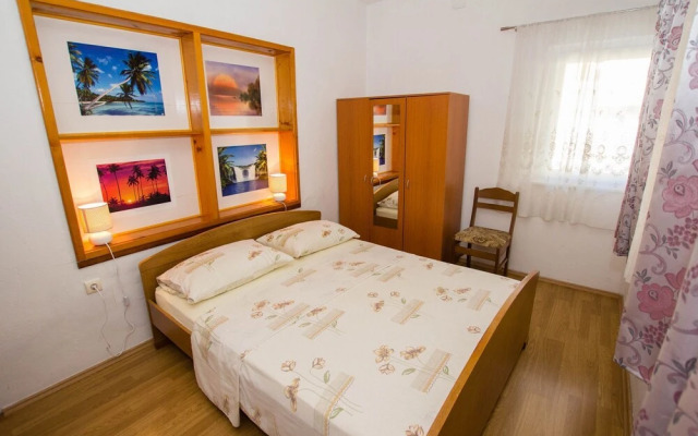 David - 20m From the Beach With Parking - A2