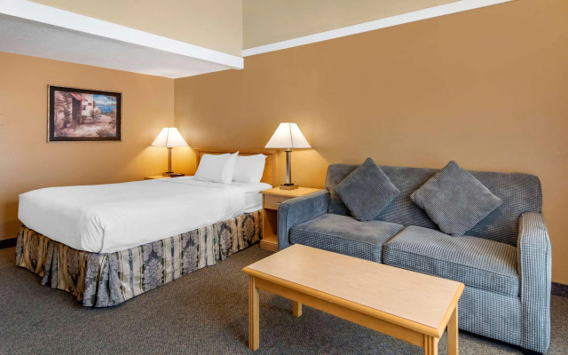 Econo Lodge Inn & Suites