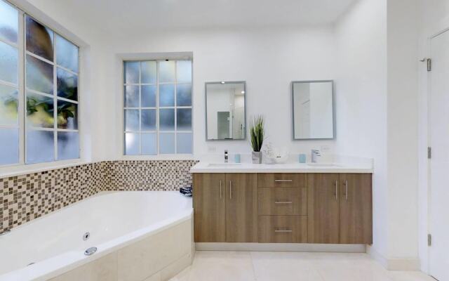 Beautiful Hollywood Beach 4 BR Home W Heated Pool