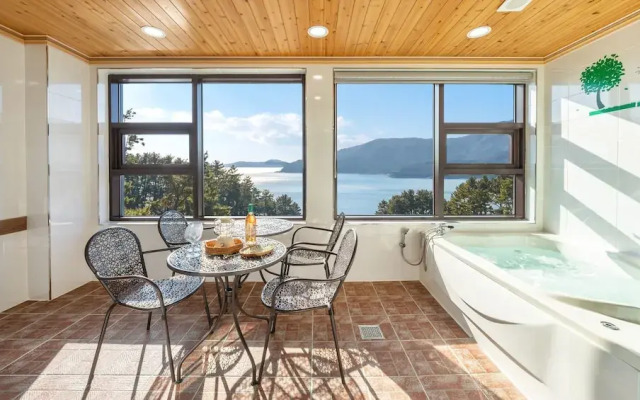 Geoje Marine Castle Spa Pension