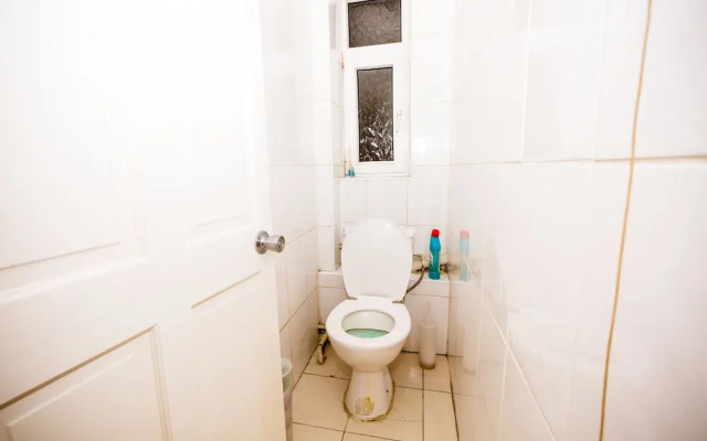 Colebert Avenue Apartment