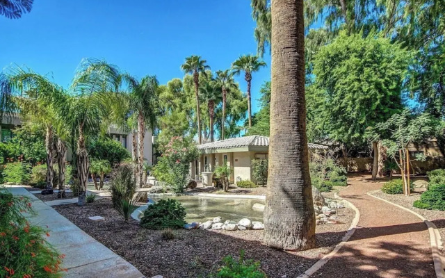 Sleek Phoenix Condo: Walk to Biltmore Fashion Park