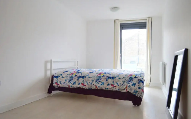 Modern 3 Bedroom Apartment on Dalston Square