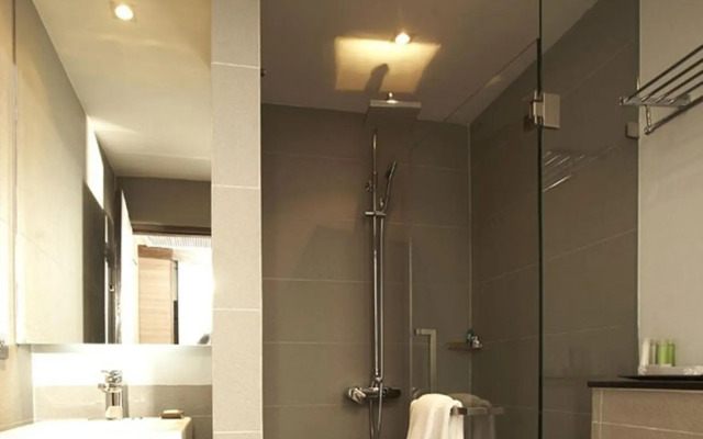 Отель Sukhumvit Suites