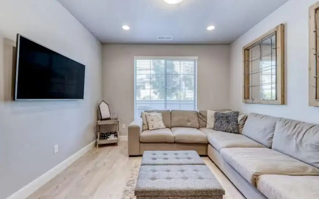 The Modern Villa - Pet Friendly 3 Bedroom Townhouse