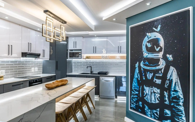 Luxurious 3 bedroom beach front apartment