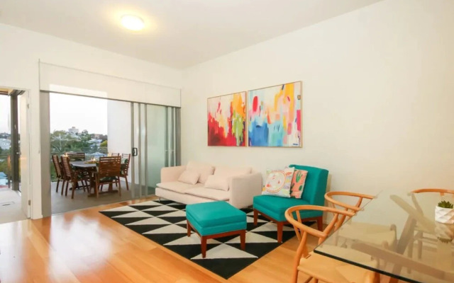 Luxury 1 Bedroom Top Floor Apartment With Balcony