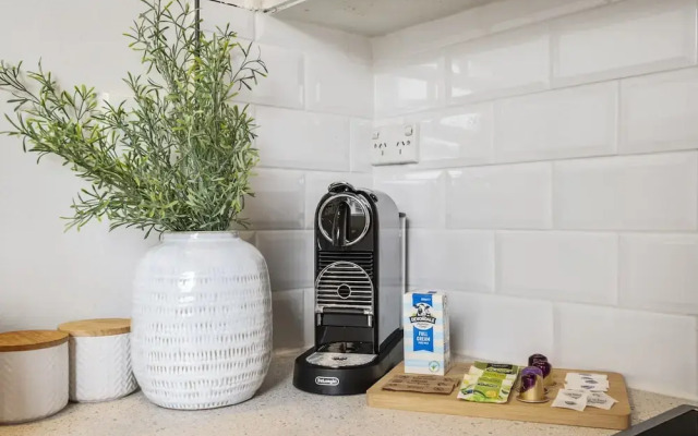 Charming 1-bed With Fireplace by the Beach