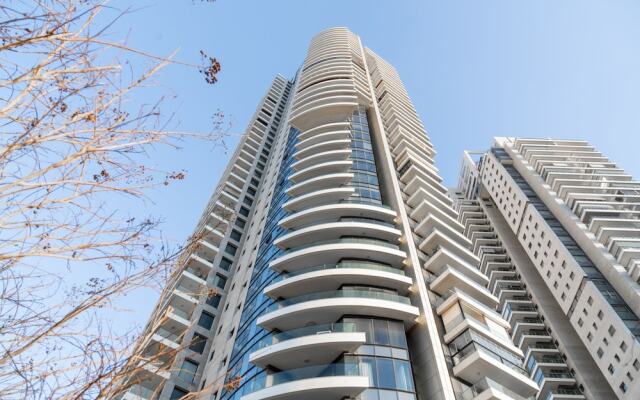 Sea-side 4 BR Apt with Gym