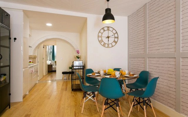 ALTIDO Modern Apt for 5 w/ workspace&private entrance, moments from Lisbon Cathedral