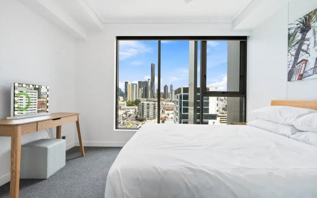 Chic 1 Bed Inner-city Retreat With Pool and Views