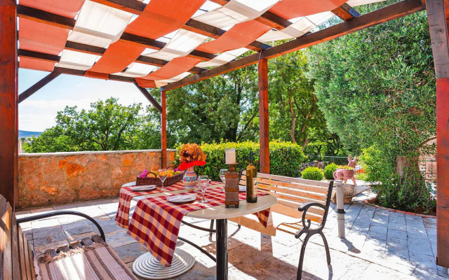 Holiday house Jucinovi Dvori, Starigrad Paklenica with pool