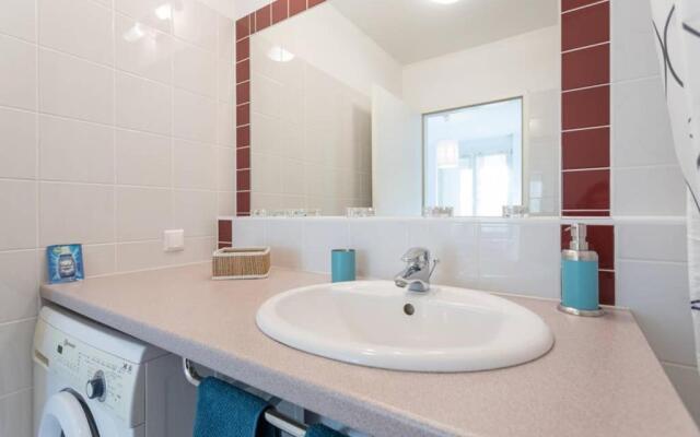 Bright Apartment in Hip & High Quality Neighborhood