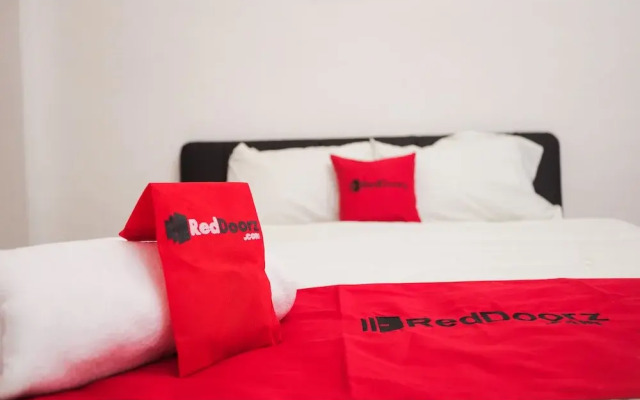 RedDoorz near Plaza Araya 2