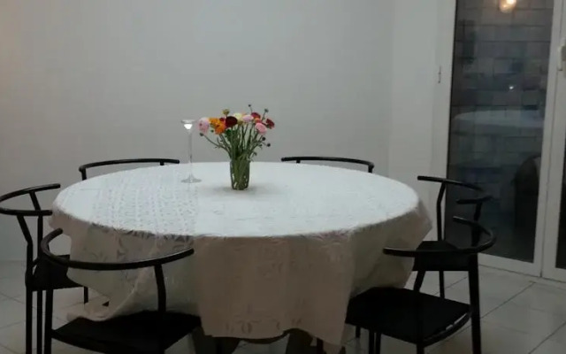 Lincoln TownHouse with a Garden