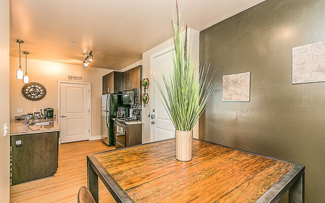 Upscale 2 BR King, Walk to Shops & Dining w/Parking (4036)