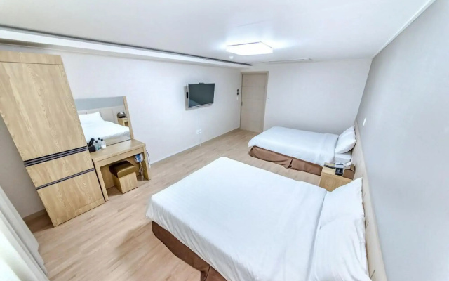 Jungmoon J Hill & City Hotel