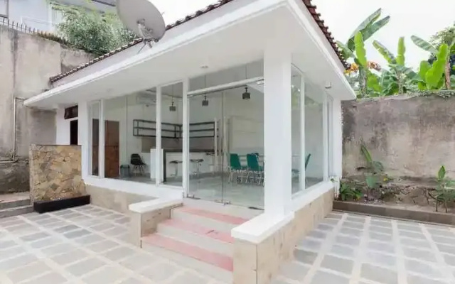 RedDoorz Premium Near Stasiun Lenteng Agung