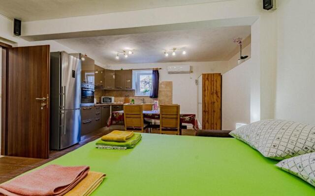 S2 - Modern Studio, Just 50m From the Beach