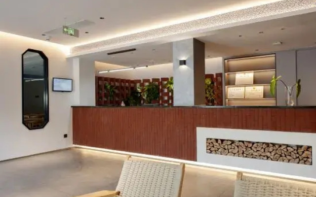 Lotus Pond Retreat Designer Hotel (People's Square Taoyangli)