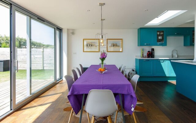 Vibrant Seafront Home With Seasonal Pool