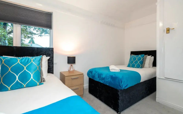 Stylish Three Bedroom House With Garden in Birmingham Suburb