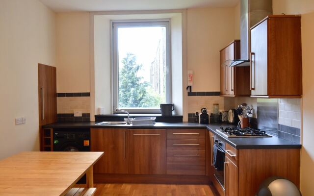 Modern 2 Bedroom Dalry Apartment