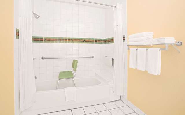 Days Inn & Suites by Wyndham Red Rock-Gallup