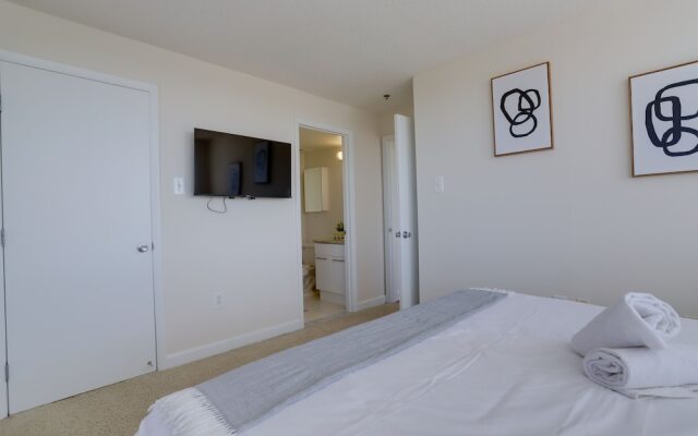 Gorgeous Apt with Rooftop City View