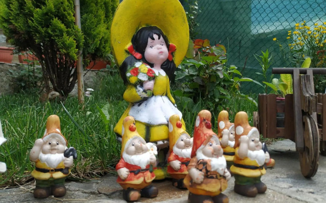 Емили Фемили Хаус