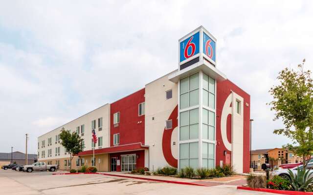 Motel 6 Laredo, TX - Airport