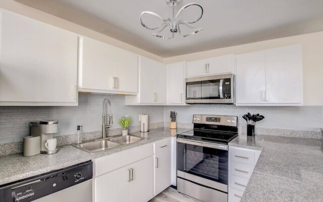 TWO CozySuites Apt w Skybridge Access 4