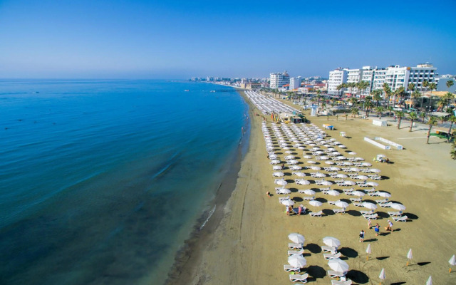 Les Palmiers Beach Hotel