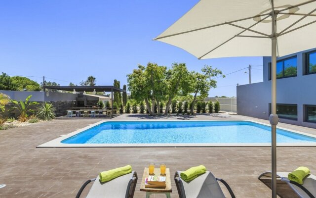 Villa With 3 Bedrooms in Quelfes, With Wonderful sea View, Pool Access