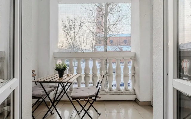 Lumina airy apartment with balcony