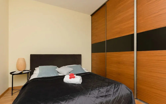 Warsaw Apartment With Parking by Renters