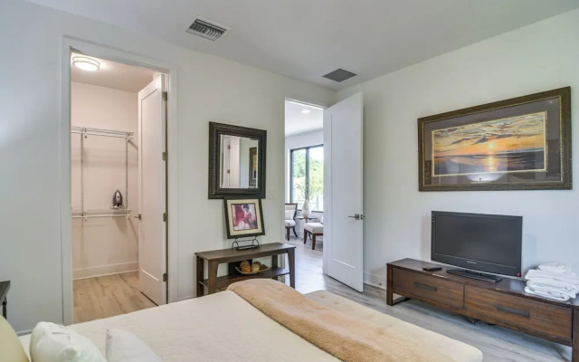 Modern Tampa Townhome Near Midtown WFH Friendly