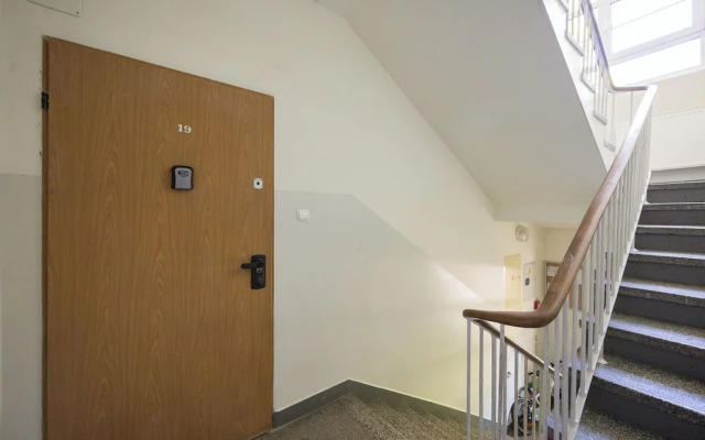 Traditional Warsaw Apartment by Renters